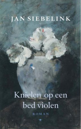 Knielen op een bed violen Special Scholtens