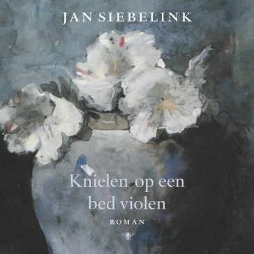 Knielen op een bed violen
