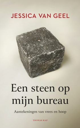Een steen op mijn bureau