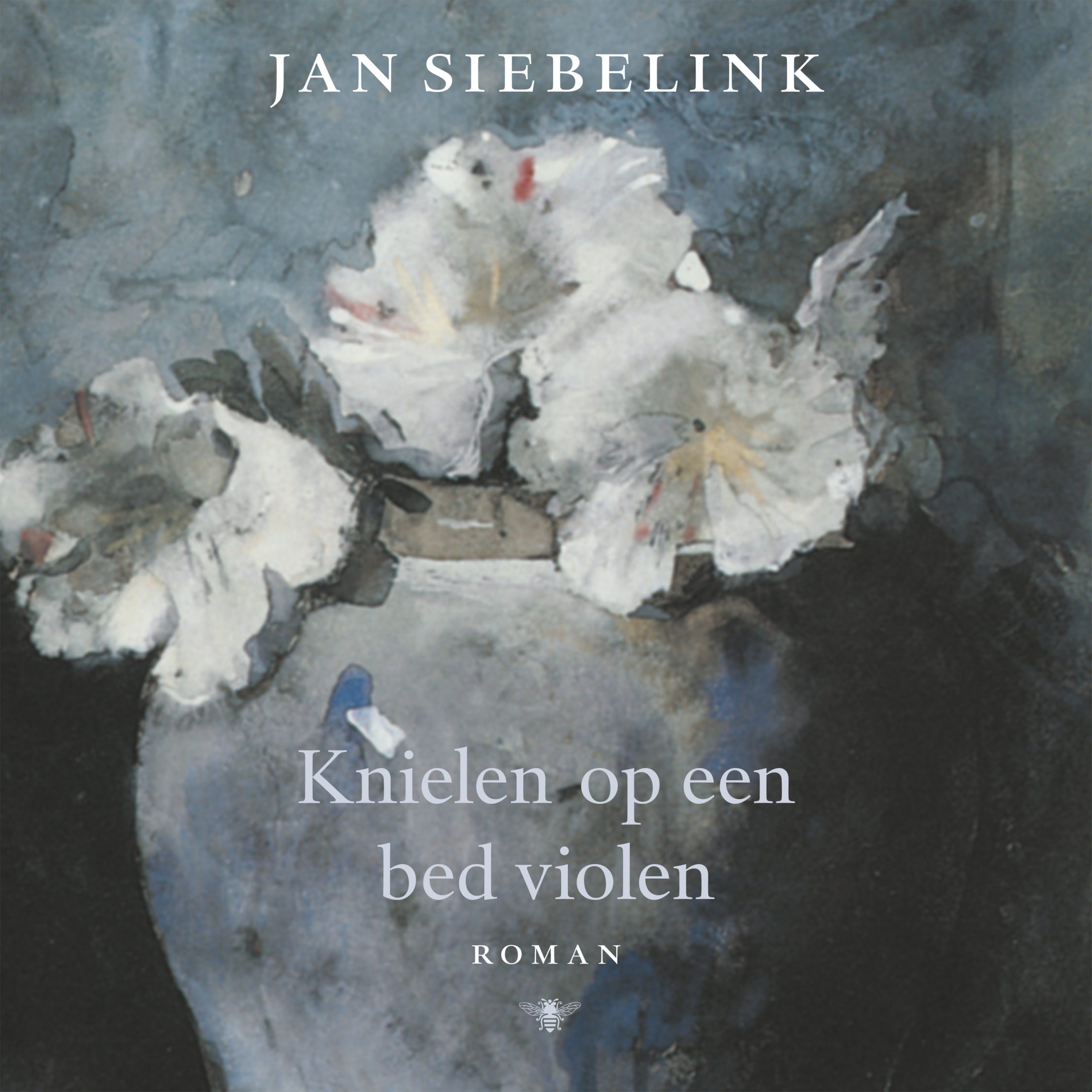 Knielen op een bed violen
