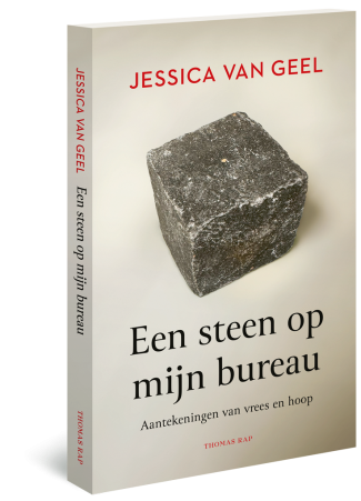 Een steen op mijn bureau