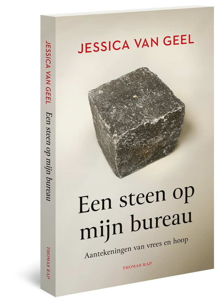Een steen op mijn bureau