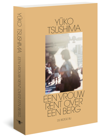 Een vrouw rent over een berg